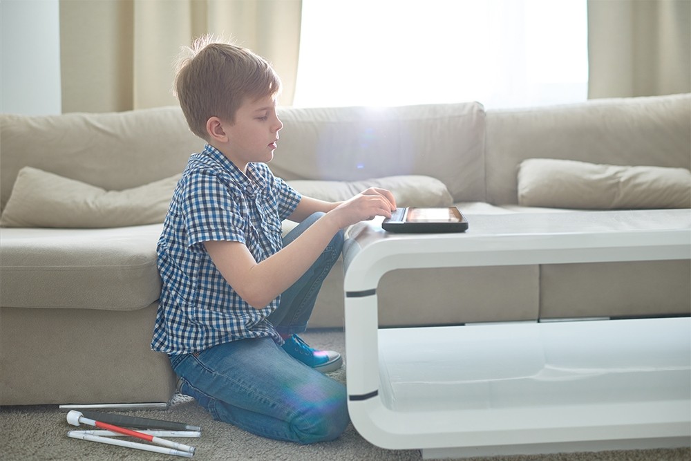 boy_write_in_livingroom_with_bntouch_lr_2