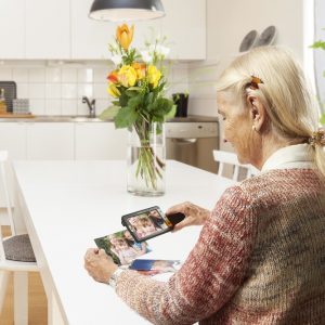 explore_5_elderly_woman_kitchen